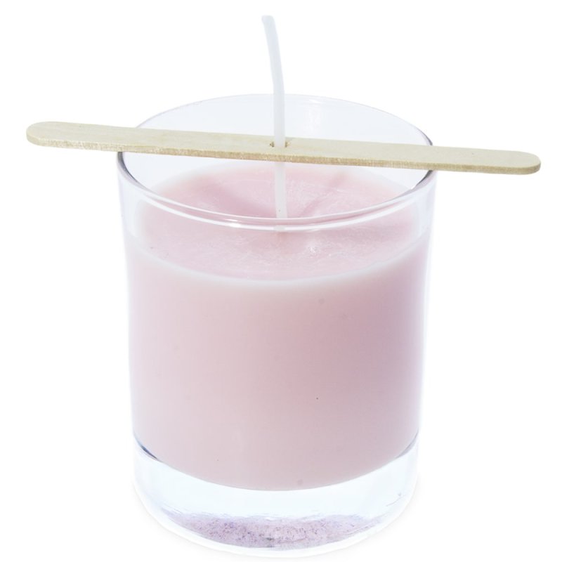 En Gran Velada puedes comprar soporte para mechas. Es de madera y ayuda a sujetar y centrar la mecha de las velas. ¡Muy práctico
