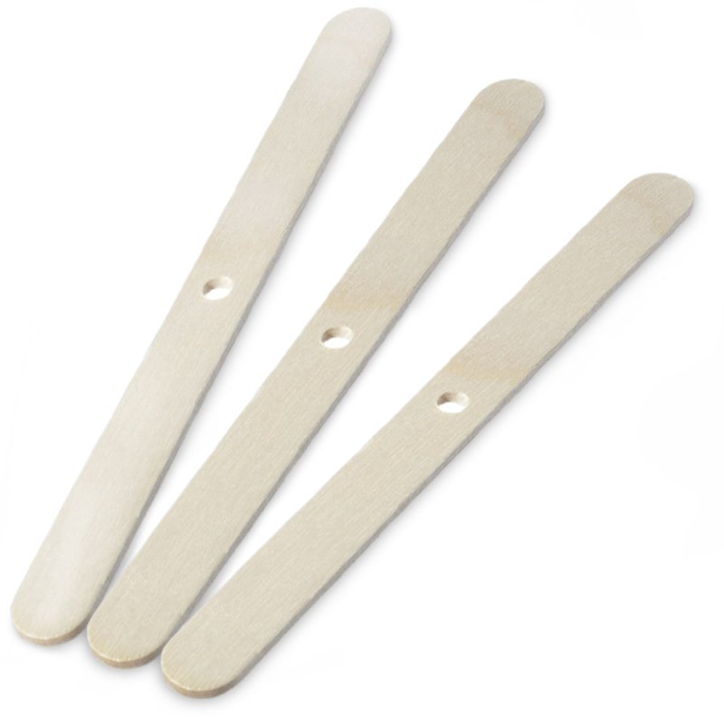 En Gran Velada puedes comprar soporte para mechas. Es de madera y ayuda a sujetar y centrar la mecha de las velas. ¡Muy práctico