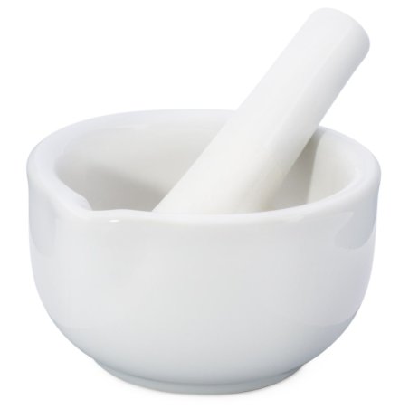Mortero de porcelana con mano. Ideal para triturar ingredientes en cosmética natural o cocina. Disponible en dos tamaños. ¡Compr