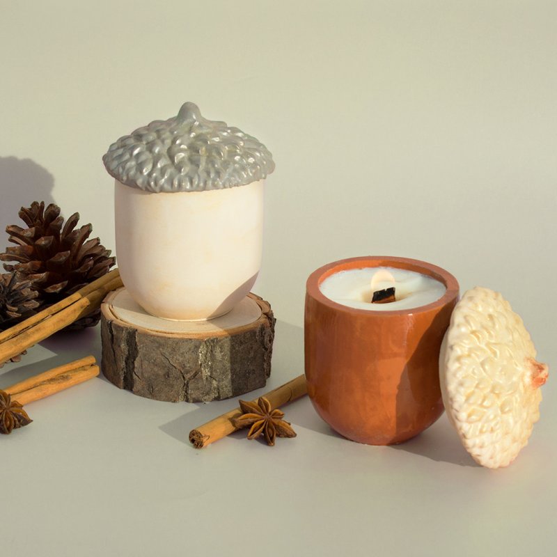 En Gran Velada puedes comprar moldes de silicona para hacer recipientes con tapa para velas, como este de bellota. ¡Fácil de usa