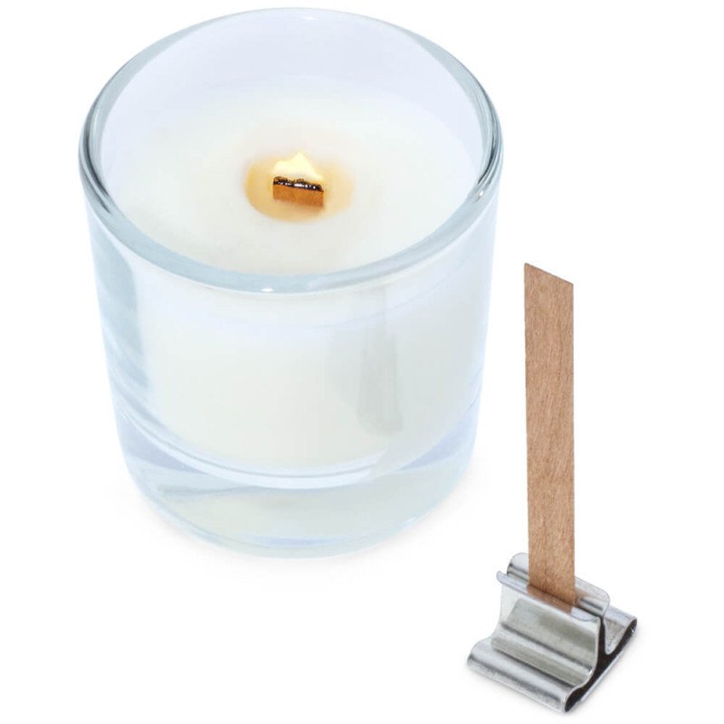 Descubre en Gran Velada las exclusivas mechas de madera para velas de 8x90 mm con soporte metálico. Perfectas para crear velas ú
