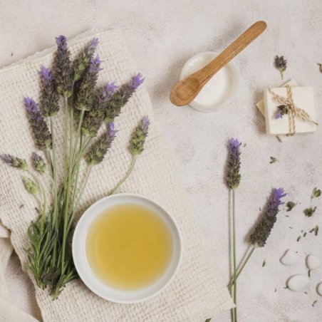 Descubre cómo el aceite de lavanda puede transformar tu rutina de cuidado personal con sus propiedades únicas para la piel y el 