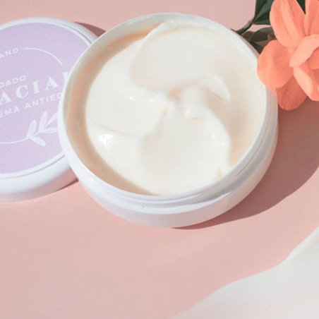 Hacer tu propia crema facial antiedad en casa te resultara muy sencillo con este kit de Gran Velada. Incluye los materiales y la