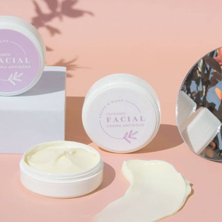 Hacer tu propia crema facial antiedad en casa te resultara muy sencillo con este kit de Gran Velada. Incluye los materiales y la