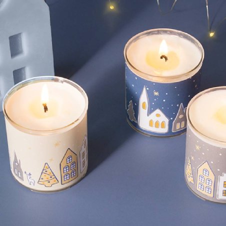 Descubre nuestro completo kit navideño para crear velas decoradas con facilidad. ¡Con receta, materiales y adorables pegatinas! 