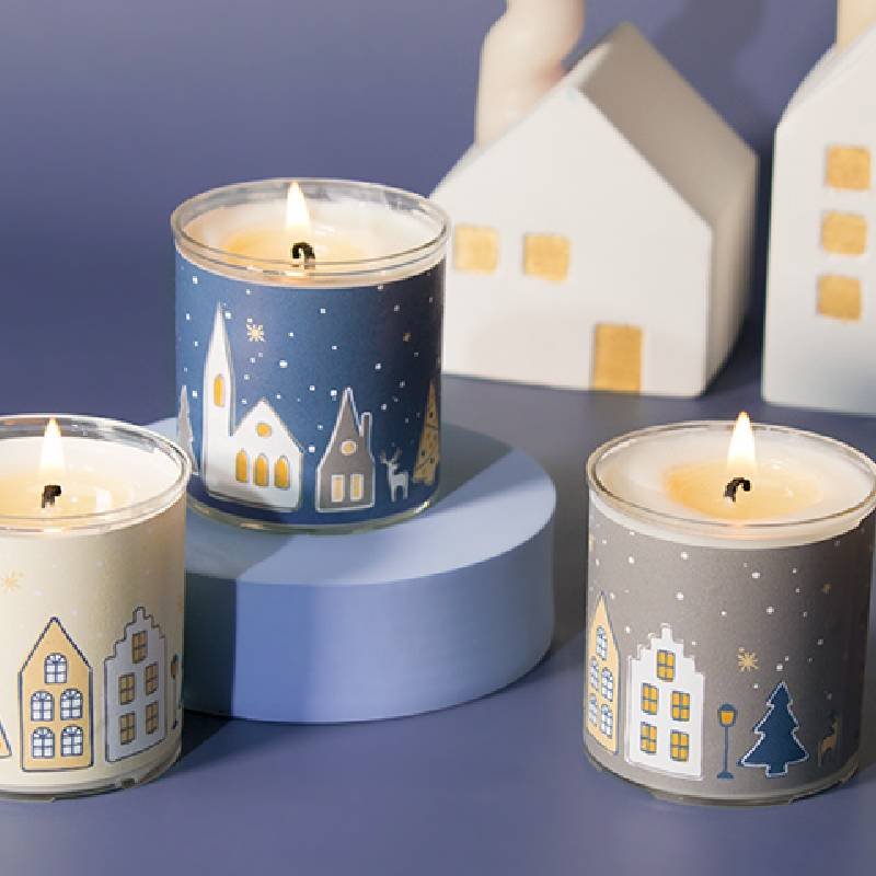 Descubre nuestro completo kit navideño para crear velas decoradas con facilidad. ¡Con receta, materiales y adorables pegatinas! 