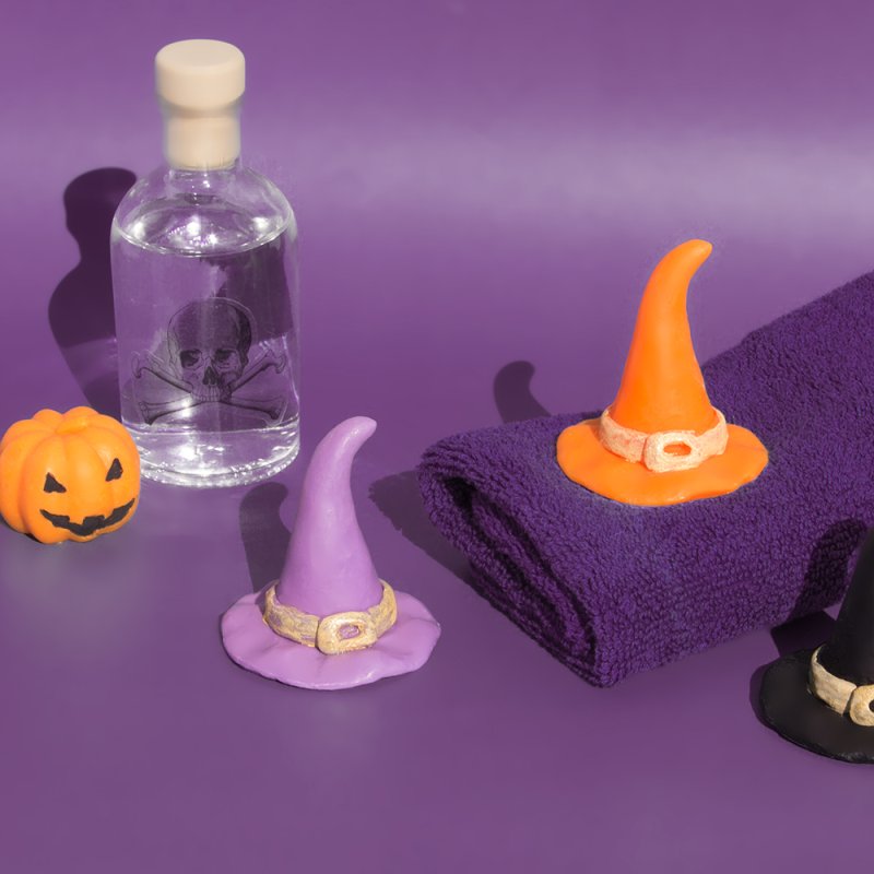 En Gran Velada puedes comprar moldes de silicona para hacer manualidades de Halloween, como este en forma de sombrero de bruja. 