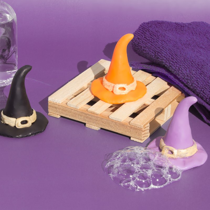En Gran Velada puedes comprar moldes de silicona para hacer manualidades de Halloween, como este en forma de sombrero de bruja. 