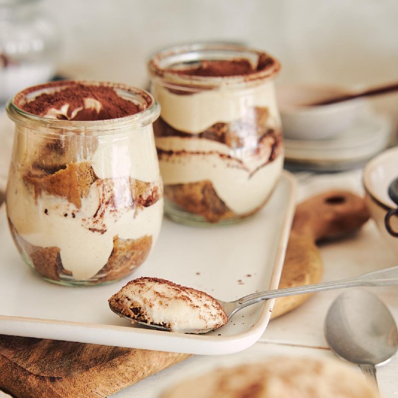 Descubre la esencia aromática tiramisú en Gran Velada. Notas de café y toque dulce, ideal para velas y ambientadores. ¡Compra ah