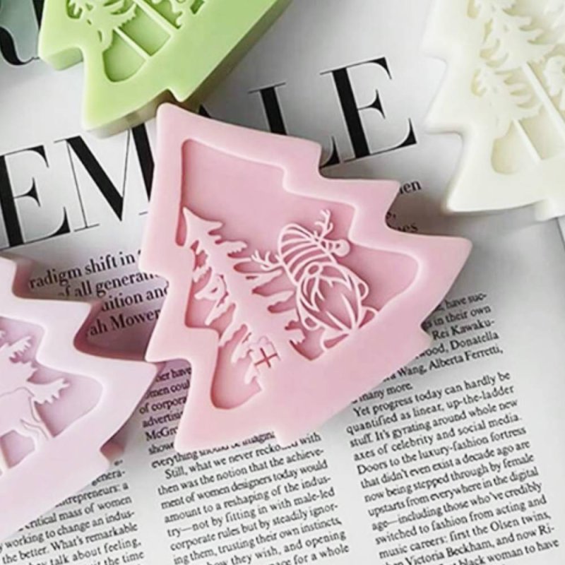 Descubre el molde árbol 2D con Santa en relieve en Gran Velada. Ideal para velas navideñas con detalles únicos. ¡Compra ahora y 