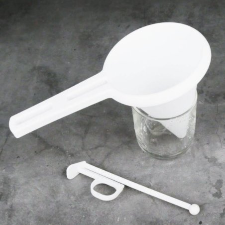 Vierte con precisión cera, jabón o cremas con el embudo para colada. Con palanca de control y diseño resistente. ¡Imprescindible