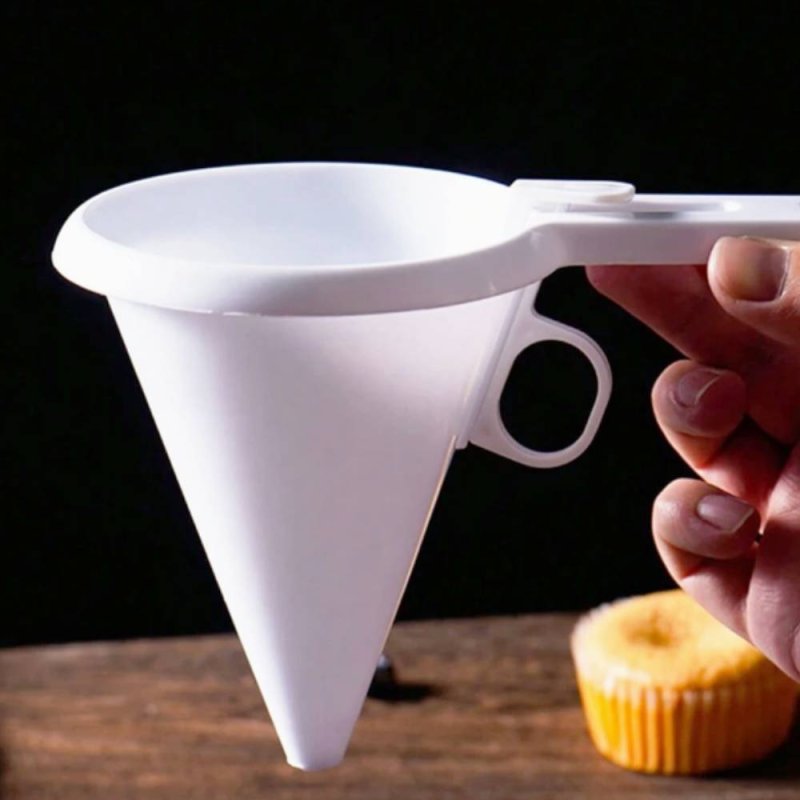 Vierte con precisión cera, jabón o cremas con el embudo para colada. Con palanca de control y diseño resistente. ¡Imprescindible