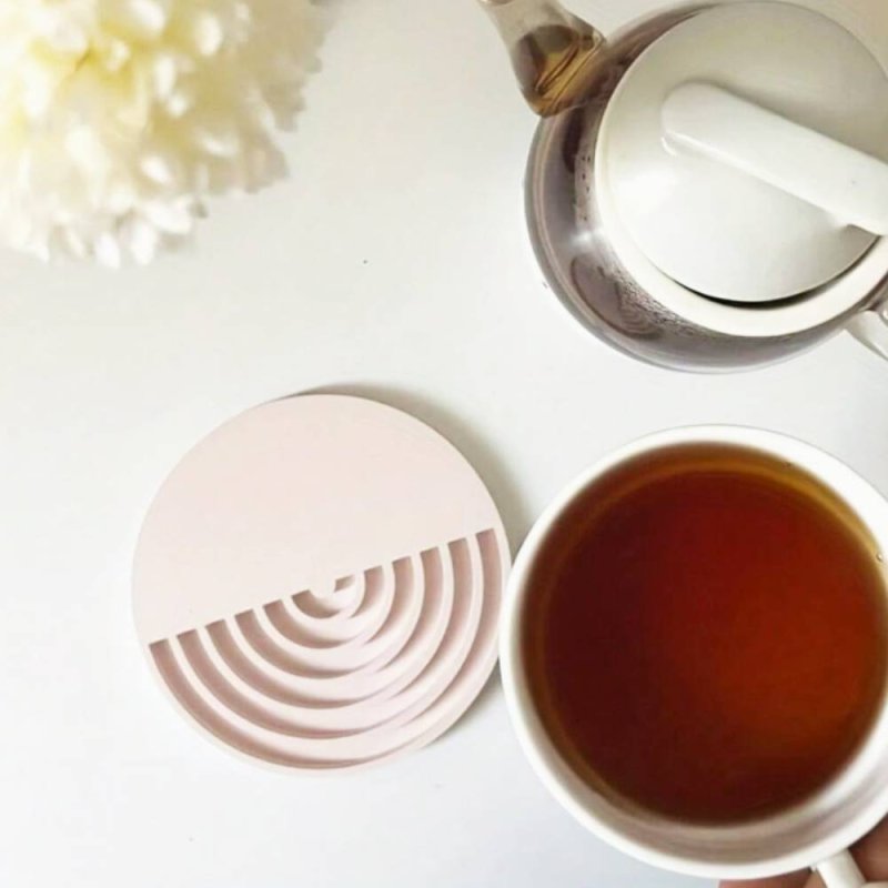 Crea posavasos elegantes con el molde posavasos media luna con rayas. Silicona flexible y antiadherente, ideal para cemento, res