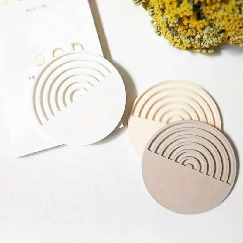 Crea posavasos elegantes con el molde posavasos media luna con rayas. Silicona flexible y antiadherente, ideal para cemento, res
