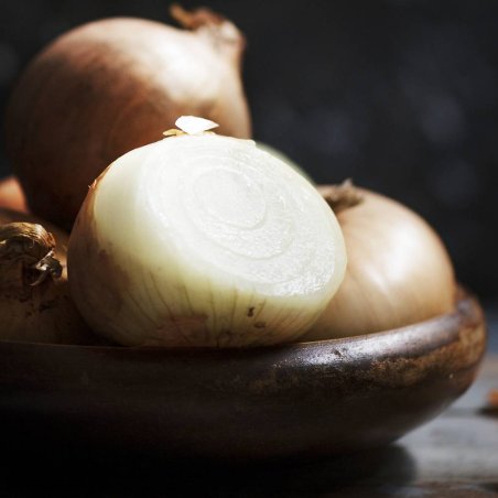 Cebolla en escamas 100% natural. Purificante y revitalizante, ideal para mascarillas y champús caseros. ¡Compra en Gran Velada! 