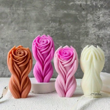 Vela decorativa con forma de rosa protegida por manos. Molde detallado, ideal para regalos simbólicos o decoración. - Cómo hacer
