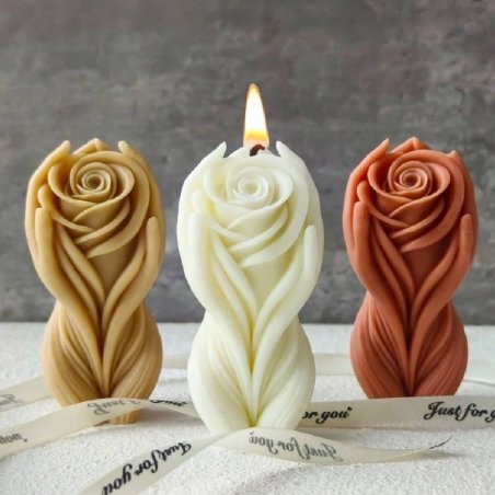 Vela decorativa con forma de rosa protegida por manos. Molde detallado, ideal para regalos simbólicos o decoración. - Cómo hacer