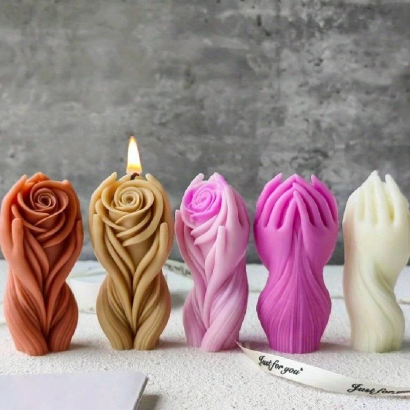 Vela decorativa con forma de rosa protegida por manos. Molde detallado, ideal para regalos simbólicos o decoración. - Cómo hacer