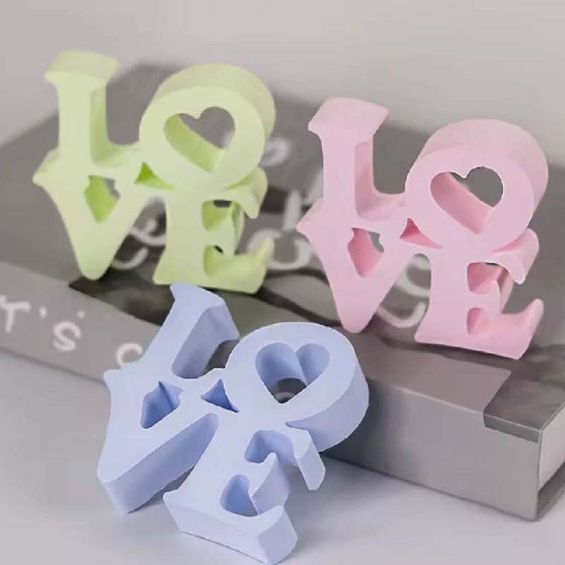 Molde de silicona LOVE flexible y antiadherente. Ideal para crear figuras decorativas con cemento de colores o resina. ¡Compra e
