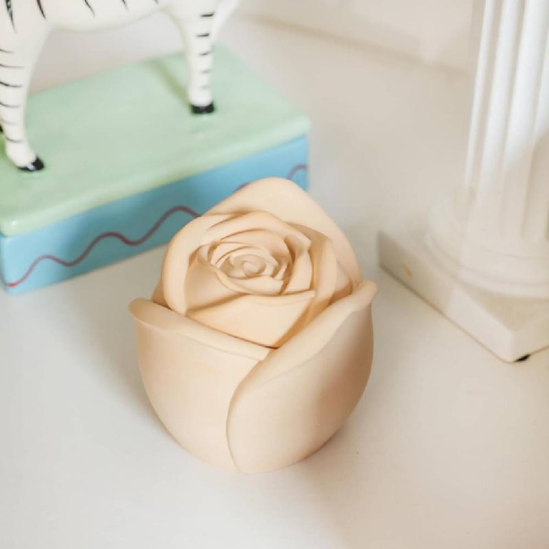 Crea recipientes con tapa para velas con el molde flor sencilla de Gran Velada. Silicona flexible, fácil de usar y perfecta para