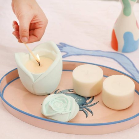 Crea recipientes con tapa para velas con el molde flor sencilla de Gran Velada. Silicona flexible, fácil de usar y perfecta para