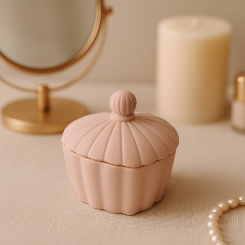 Haz velas con estilo romántico usando este molde en forma de corazón. Ideal para cemento, escayola o resina. ¡Compra online en G