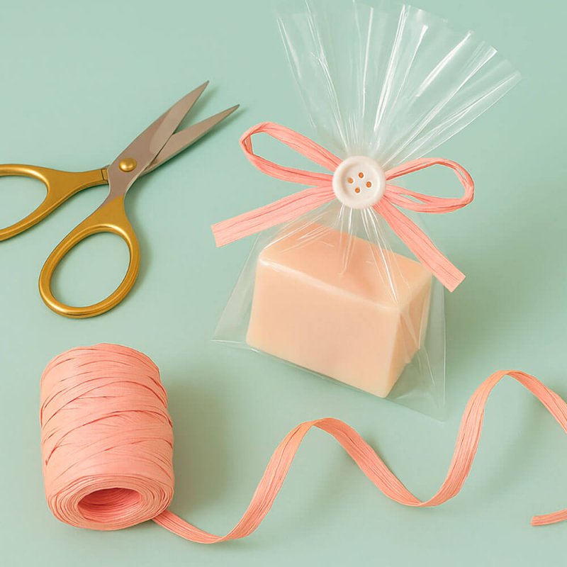 Rollo de cinta de rafia rosa palo, para hacer lazos, decorar regalos, personalizar detalles de invitados. De venta en Gran Velad