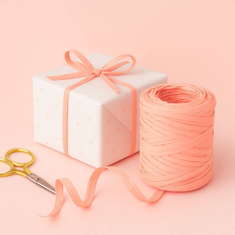Rollo de cinta de rafia rosa palo, para hacer lazos, decorar regalos, personalizar detalles de invitados. De venta en Gran Velad
