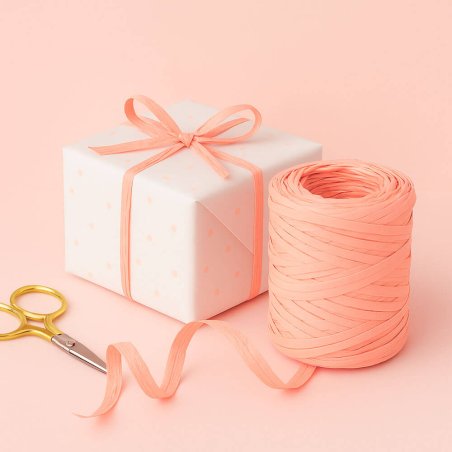 Rollo de cinta de rafia rosa palo, para hacer lazos, decorar regalos, personalizar detalles de invitados. De venta en Gran Velad
