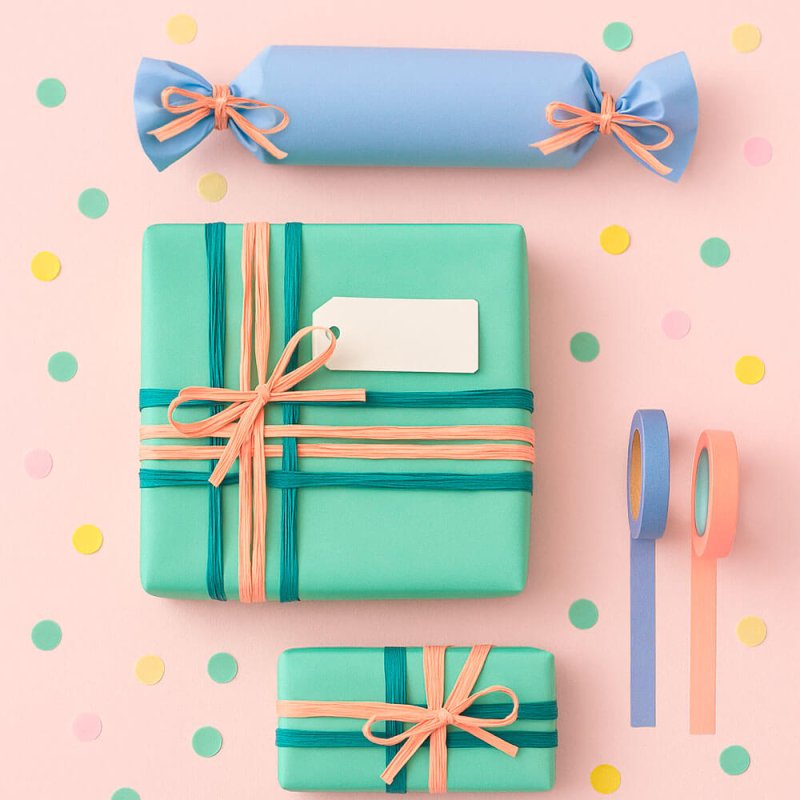Rollo de cinta de rafia rosa palo, para hacer lazos, decorar regalos, personalizar detalles de invitados. De venta en Gran Velad