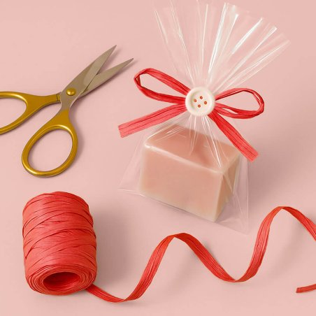 Rollo de cinta de rafia de color rojo, perfecta para hacer coquetos lazos, decorar regalos y detalles de comunion. Puedes compra