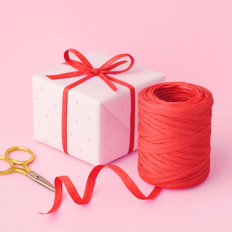 Rollo de cinta de rafia de color rojo, perfecta para hacer coquetos lazos, decorar regalos y detalles de comunion. Puedes compra