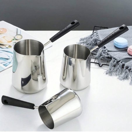 Jarra de acero inoxidable con mango largo, ideal para fundir cera y parafina con precisión. Resistente al calor y fácil de limpi