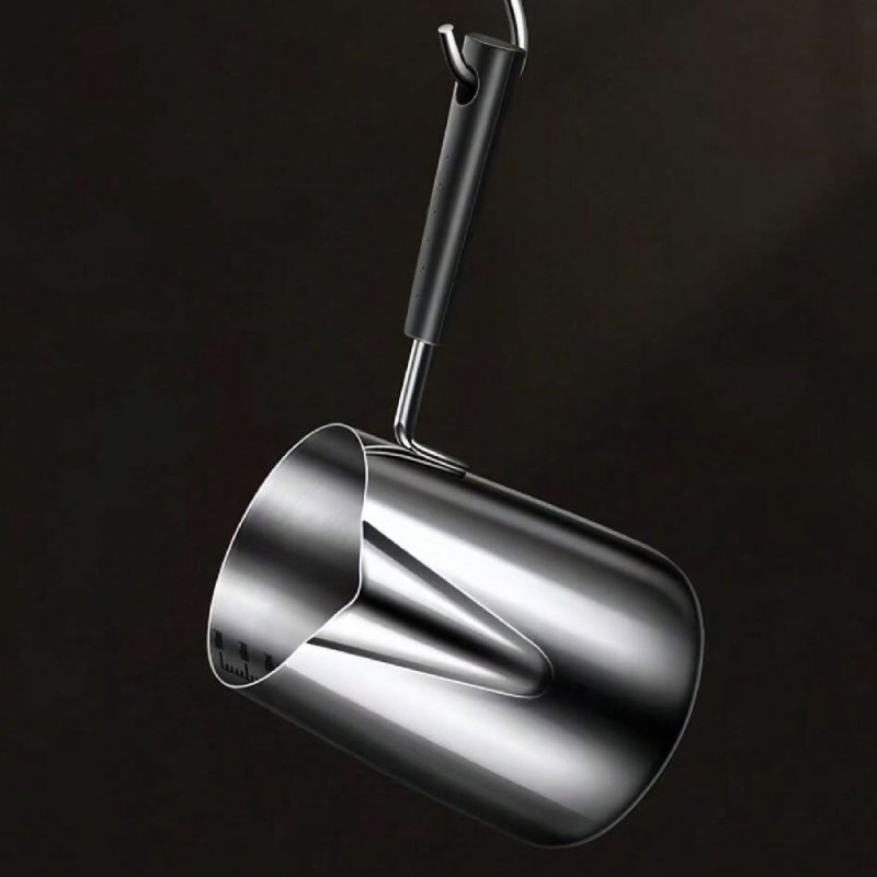 Jarra de acero inoxidable con mango largo, ideal para fundir cera y parafina con precisión. Resistente al calor y fácil de limpi