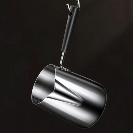 Jarra de acero inoxidable con mango largo, ideal para fundir cera y parafina con precisión. Resistente al calor y fácil de limpi