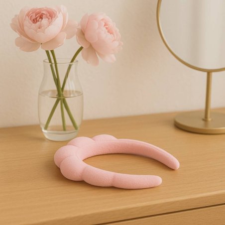 Diadema rosa suave y elástica para sujetar el cabello durante la limpieza facial, maquillaje o tratamientos de spa. Cómoda, lige