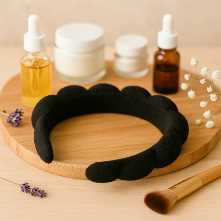 Diadema negra suave y elástica para sujetar el cabello durante la limpieza facial, maquillaje o tratamientos de spa. Cómoda, lig