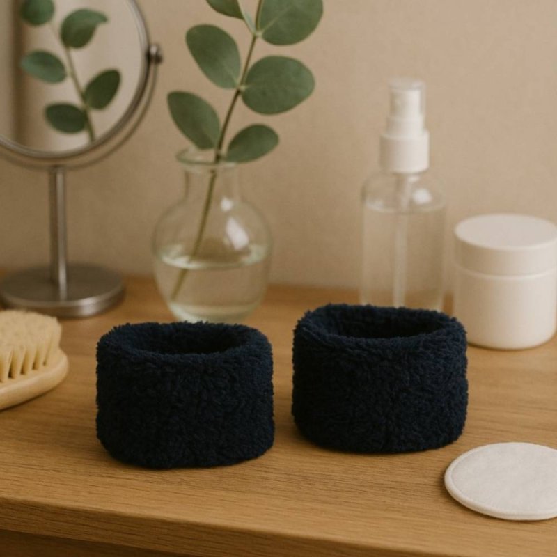 Muñequeras negras de rizo, cómodas y reutilizables, que evitan que el agua resbale durante la limpieza facial. Ideales para skin