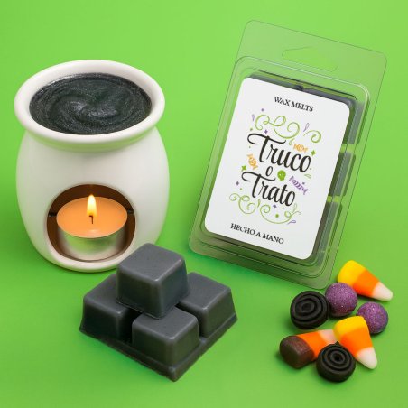 Dale un toque divertido y profesional a tus wax melts con este pack de 6 pegatinas Halloween “Truco o trato” en colores vivos. ¡