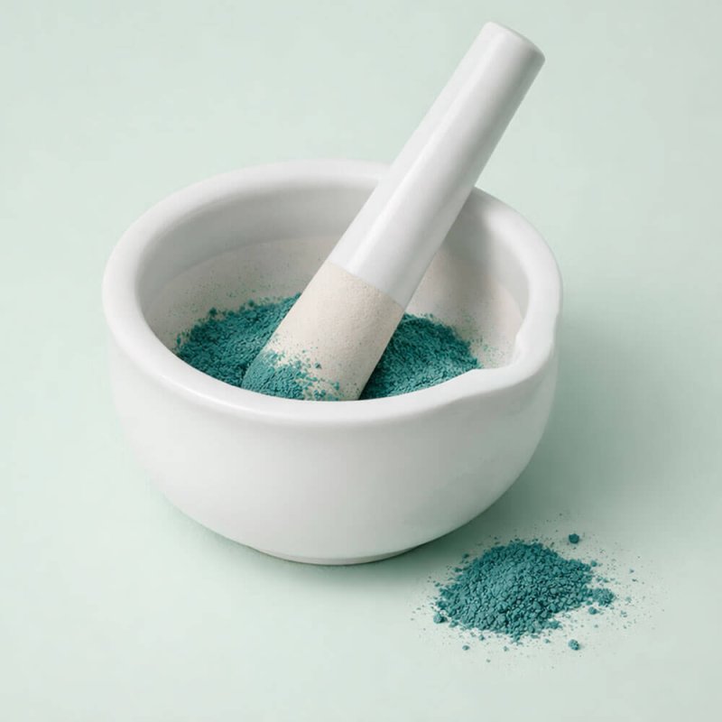Mortero de porcelana con mano. Ideal para triturar ingredientes en cosmética natural o cocina. Disponible en dos tamaños. ¡Compr