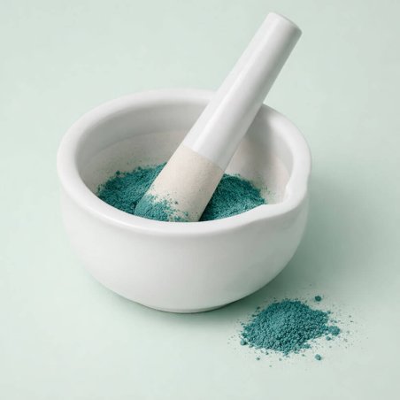 Mortero de porcelana con mano. Ideal para triturar ingredientes en cosmética natural o cocina. Disponible en dos tamaños. ¡Compr