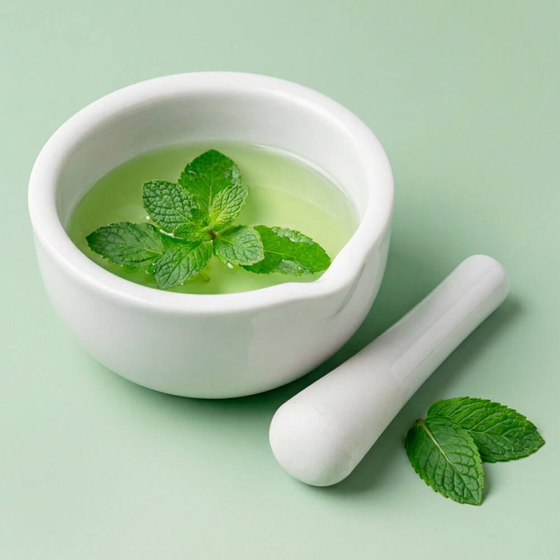 Mortero de porcelana con mano. Ideal para triturar ingredientes en cosmética natural o cocina. Disponible en dos tamaños. ¡Compr