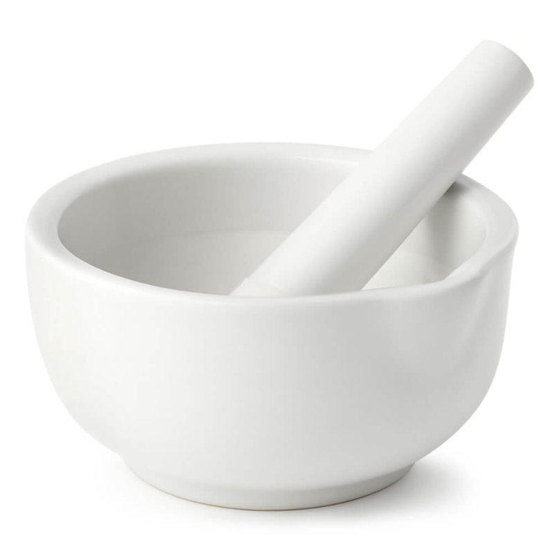 Mortero de porcelana con mano. Ideal para triturar ingredientes en cosmética natural o cocina. Disponible en dos tamaños. ¡Compr