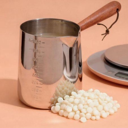 Jarra de acero inoxidable con mango largo, ideal para fundir cera y parafina con precisión. Resistente al calor y fácil de limpi