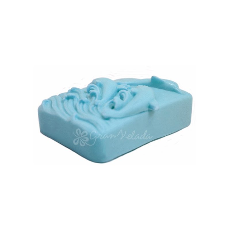 Con nuestro molde serás capaz de hacer pastillas de jabon,que evocan las olas de mar con tres delfines jugando sobre ellas, muy 