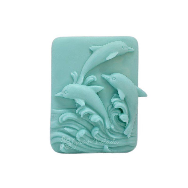 Con nuestro molde serás capaz de hacer pastillas de jabon,que evocan las olas de mar con tres delfines jugando sobre ellas, muy 