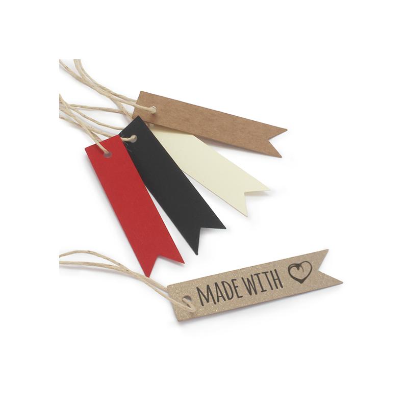 En Gran Velada puedes comprar etiquetas de carton para personalizar detalles, como este modelo en forma de banderin largo. Ampli