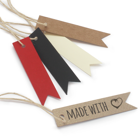 En Gran Velada puedes comprar etiquetas de carton para personalizar detalles, como este modelo en forma de banderin largo. Ampli
