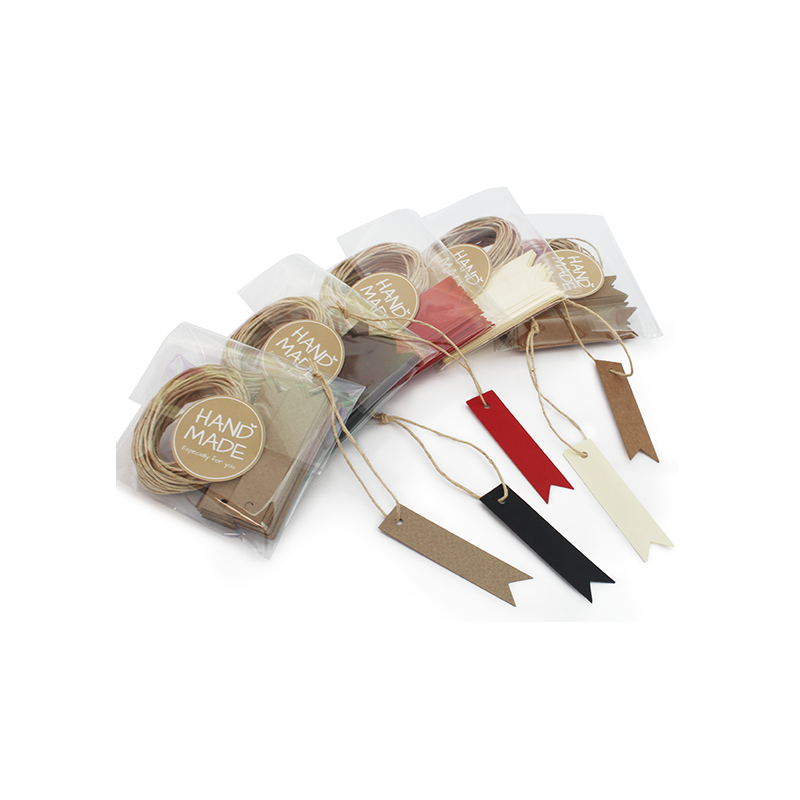 En Gran Velada puedes comprar etiquetas de carton para personalizar detalles, como este modelo en forma de banderin largo. Ampli