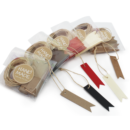 En Gran Velada puedes comprar etiquetas de carton para personalizar detalles, como este modelo en forma de banderin largo. Ampli